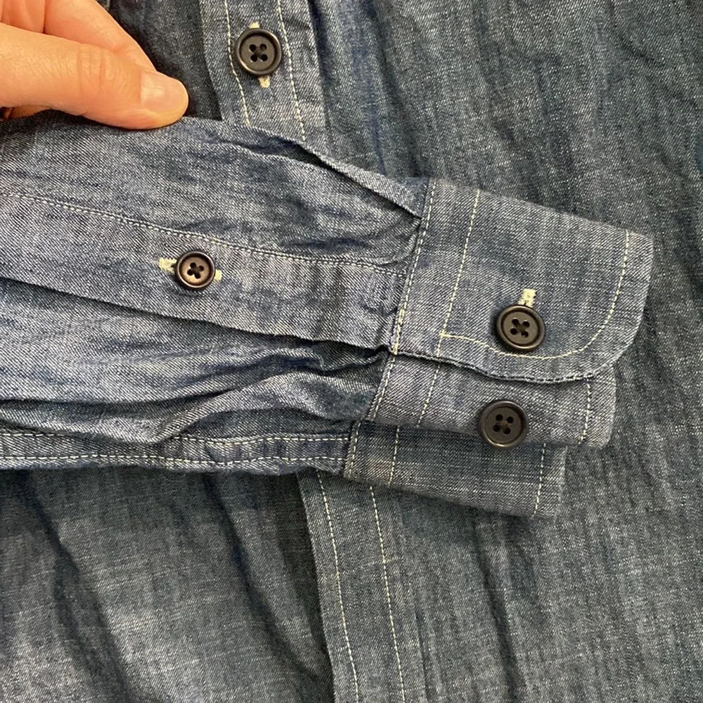 ⭐️host pick⭐️ Like new Banana Republic Chambray Button Down - Picture 3 of 4